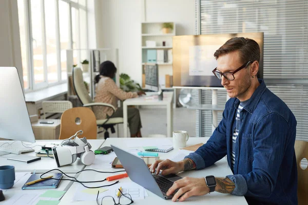 Side View Portrait Tattooed Developer Designing Software While Using Computer — Stock Photo, Image