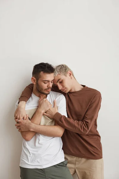 Vertical Cintura Arriba Retrato Joven Pareja Gay Abrazando Tiernamente Mientras —  Fotos de Stock