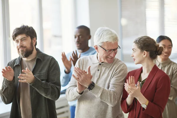 Diverso Grupo Empresarios Aplaudiendo Reunión Seminario Centran Joven Empresaria Que — Foto de Stock