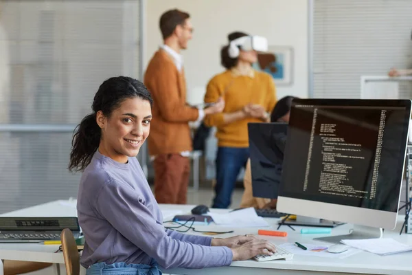 Ritratto Sviluppatore Femminile Che Guarda Fotocamera Sorride Mentre Utilizza Computer — Foto Stock