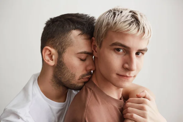 Nahaufnahme Porträt Eines Liebenden Homosexuellen Paares Das Sich Umarmt Und — Stockfoto