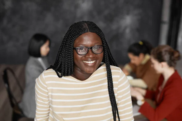 Taille Omhoog Portret Van Jonge Afro Amerikaanse Vrouw Glimlachen Camera — Stockfoto