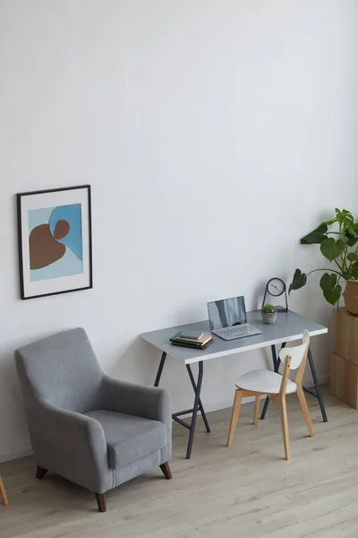 Hochwinkel Hintergrundbild Von Gemütlichen Sessel Und Arbeitsplatz Hause Minimalem Interieur — Stockfoto
