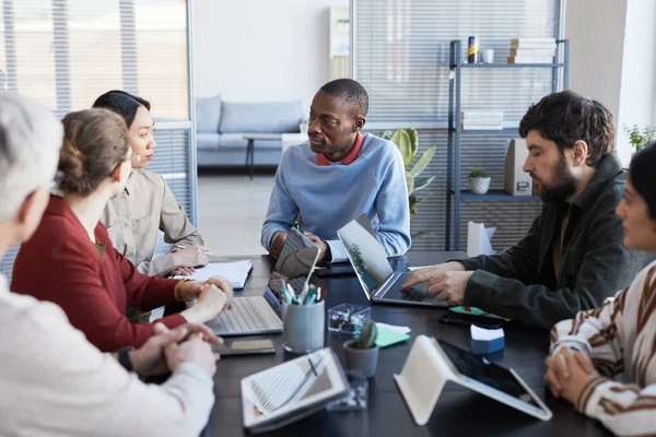 Retrato Grupo Diverso Empresarios Mesa Que Colaboran Durante Reunión Informativa — Foto de Stock