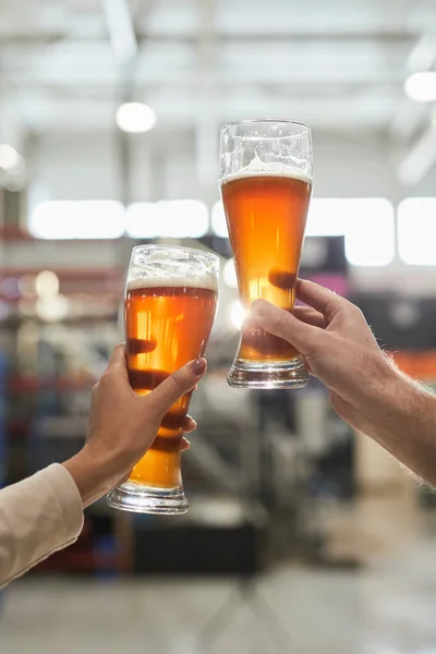 Fecho Vertical Dois Trabalhadores Segurando Copos Cerveja Enquanto Inspeciona Qualidade — Fotografia de Stock