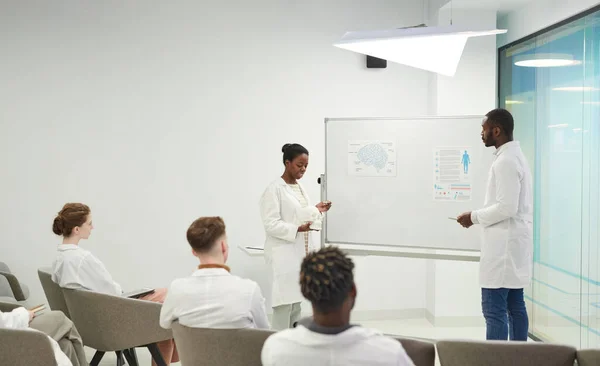 Sidovy Porträtt Ung Afroamerikansk Kvinna Står Vid Whiteboard Samtidigt Presentation — Stockfoto