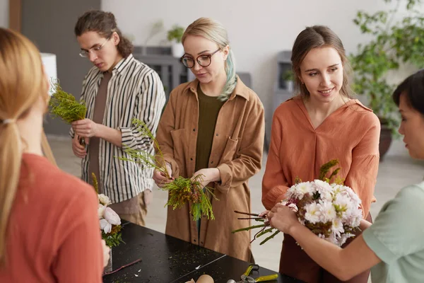 花屋のワークショップで花の芸術の授業に出席する若者の多様なグループの高角度の肖像画 — ストック写真