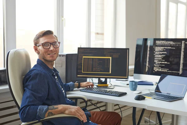 Retrato Programador Masculino Olhando Para Câmera Enquanto Escreve Código Tela — Fotografia de Stock