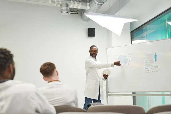 Brett Perspektiv Afroamerikansk Man Står Vid Whiteboard Samtidigt Som Seminariet — Stockfoto