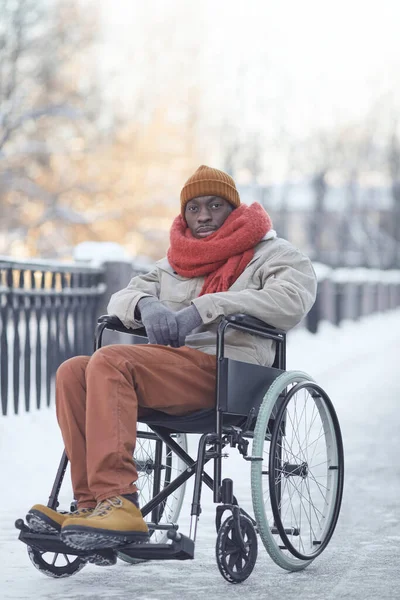 Vertikalt Fullängds Porträtt Afroamerikansk Man Som Använder Rullstol Utomhus Vintern — Stockfoto