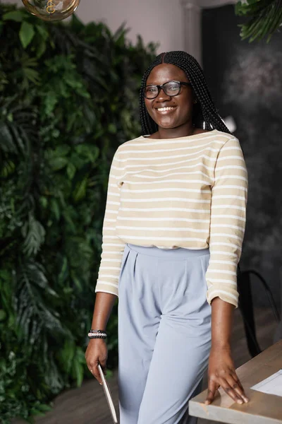 Verticaal Portret Van Een Jonge Afro Amerikaanse Vrouw Die Glimlacht — Stockfoto