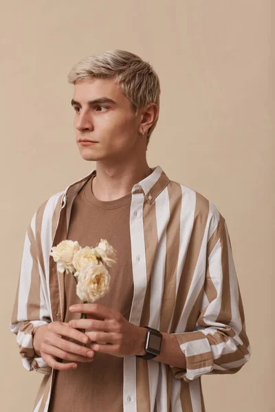 Vertikales Porträt Eines Weiblichen Blonden Mannes Mit Blumen Vor Neutralem — Stockfoto