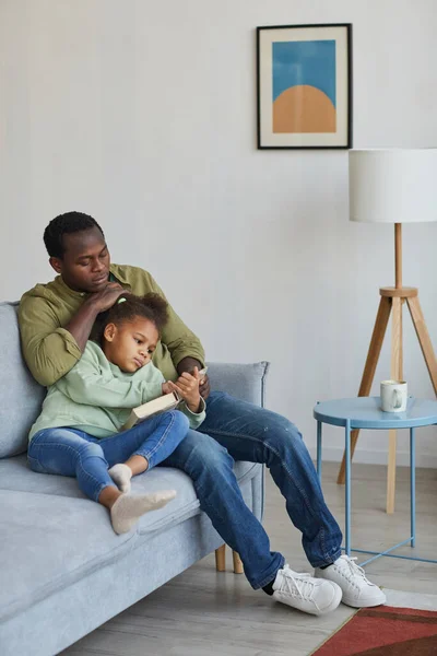 Retrato Completo Del Amoroso Padre Hija Afroamericanos Leyendo Mientras Están —  Fotos de Stock