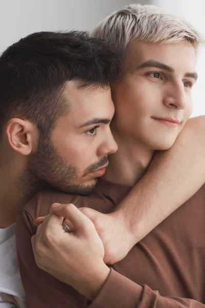 Vertical Gros Plan Portrait Contemporain Gay Couple Embrassant Tendrement Tenant — Photo
