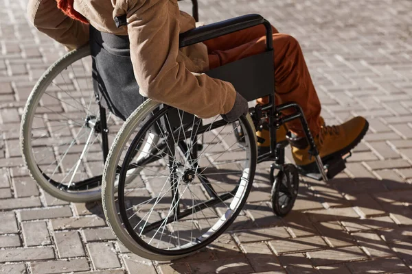 Plan Recadré Homme Afro Américain Méconnaissable Fauteuil Roulant Déplaçant Dans — Photo