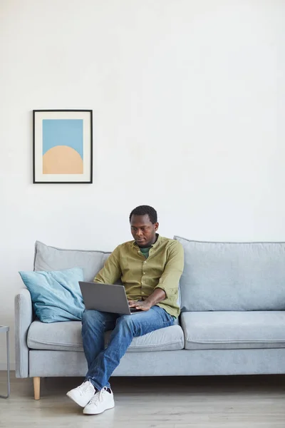 Retrato Vertical Comprimento Total Homem Adulto Afro Americano Usando Laptop — Fotografia de Stock