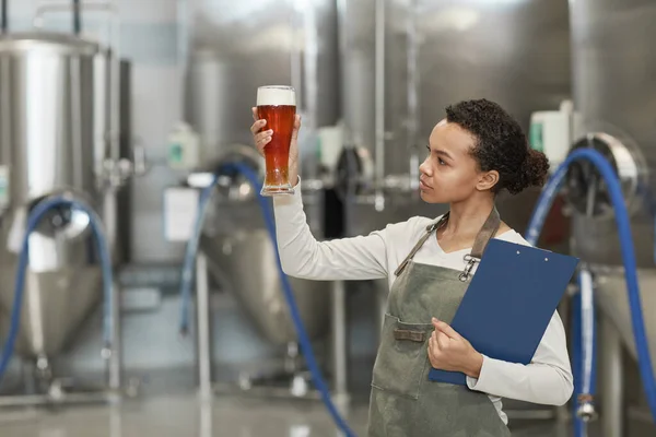 Cintura Até Retrato Jovem Afro Americana Segurando Copo Cerveja Enquanto — Fotografia de Stock