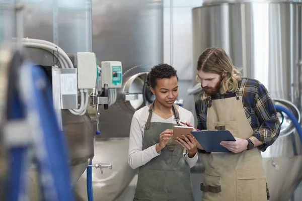 Retrato Cintura Hacia Arriba Dos Jóvenes Trabajadores Que Utilizan Tableta — Foto de Stock