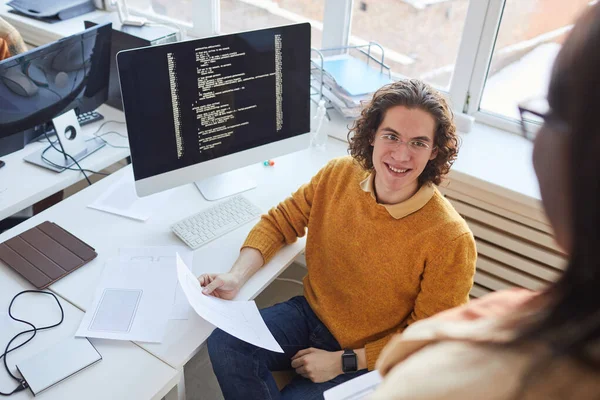 Retrato Alto Ângulo Jovem Homem Cabelos Compridos Sorrindo Para Colega — Fotografia de Stock