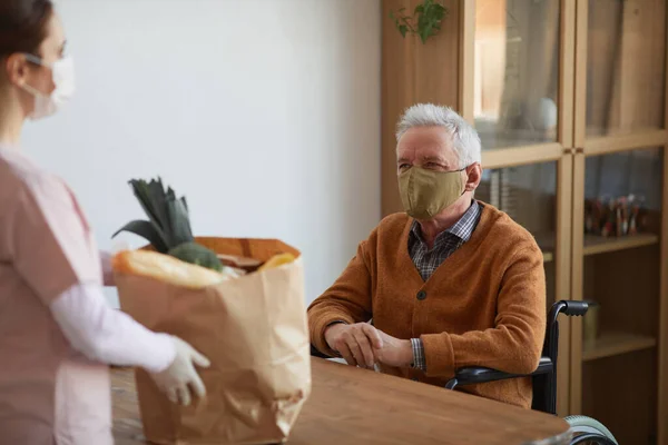 Portret Van Een Lachende Oudere Man Een Rolstoel Die Praat — Stockfoto