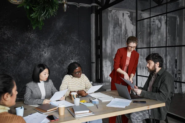 Diverse Business Team Diskuterer Projekt Sort Kontor Interiør Fokus Unge - Stock-foto