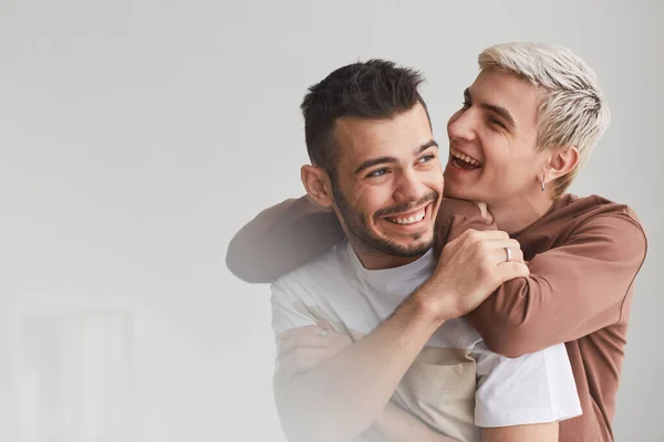 Taille Franche Portrait Couple Gay Insouciant Embrassant Intérieur Riant Joyeusement — Photo