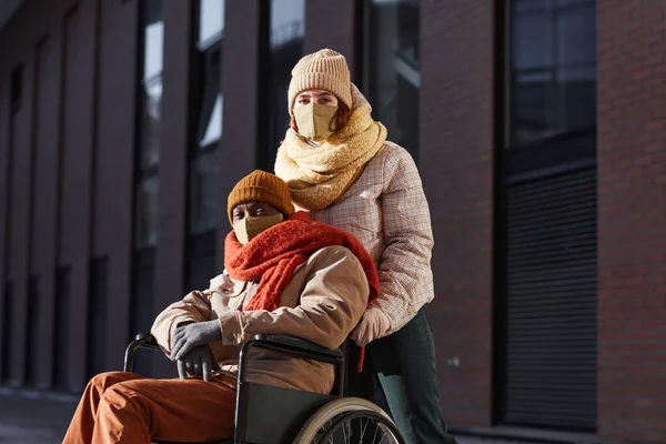 Porträtt Afroamerikansk Man Som Använder Rullstol Och Bär Mask Urban — Stockfoto