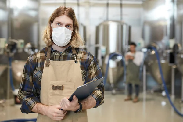 Taille Omhoog Portret Van Langharige Man Met Masker Schort Poserend — Stockfoto