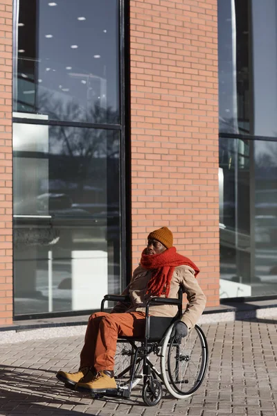 Vertikales Ganzkörperporträt Eines Afroamerikaners Rollstuhl Der Sich Einer Vom Sonnenlicht — Stockfoto