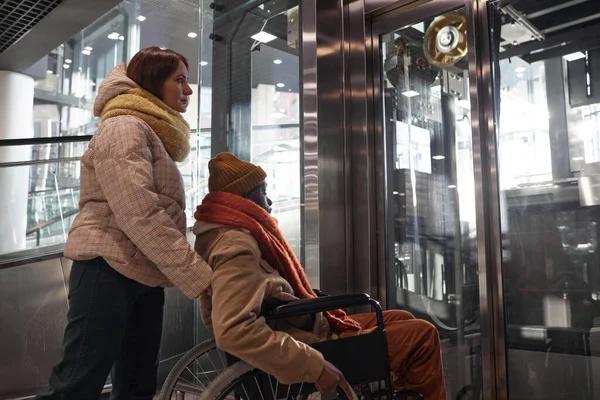 Porträt Eines Afroamerikaners Rollstuhl Der Einen Barrierefreien Aufzug Benutzt Mit — Stockfoto