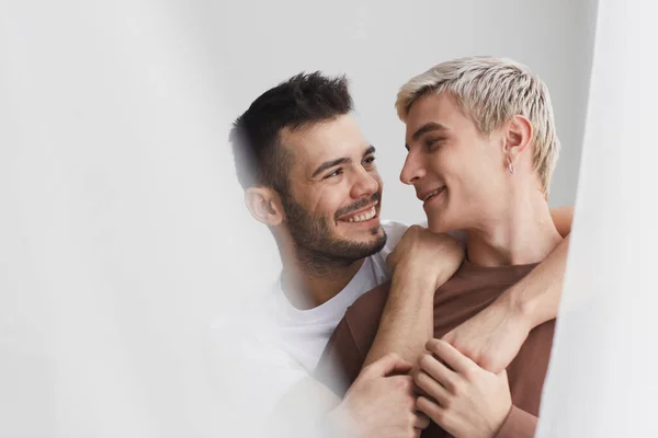 Candid Close Portrait Jeune Couple Gay Embrassant Tendrement Souriant Tout — Photo