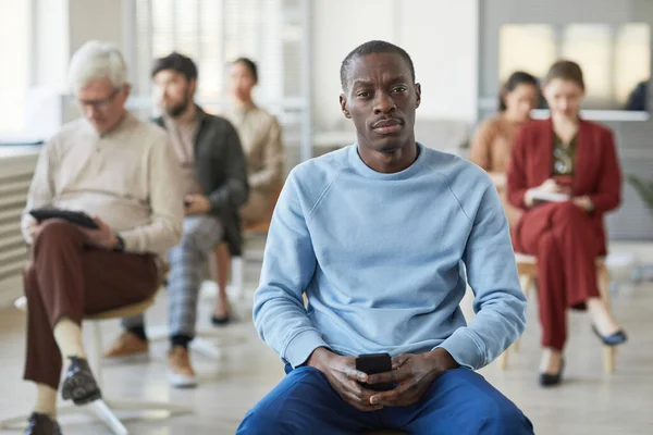 Retrato Hombre Afroamericano Serio Mirando Cámara Mientras Posa Oficina Con — Foto de Stock