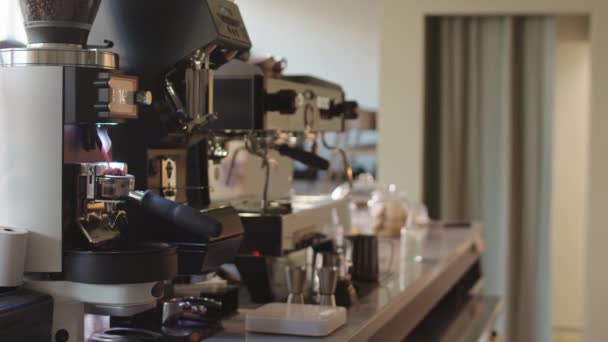 使用自动咖啡机 禁止年轻男性咖啡师穿着T恤和防护面罩在咖啡店煮咖啡 — 图库视频影像