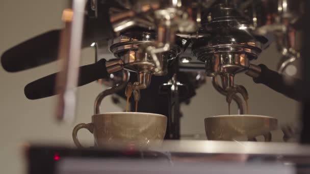 Κλείστε Αυτόματη Καφετιέρα Ρίχνει Φρέσκο Καφέ Στο Κύπελλο Και Στη — Αρχείο Βίντεο