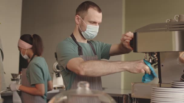 Střední Záběr Bělocha Bělocha Mladé Míšenky Uniformě Lékařských Maskách Čistící — Stock video