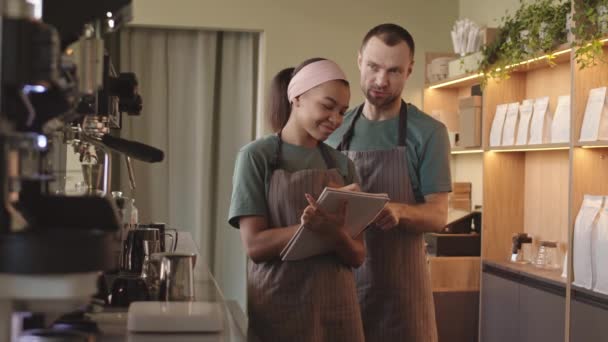 Låsning Medelålders Vit Man Och Ung Blandras Kvinna Bär Uniform — Stockvideo