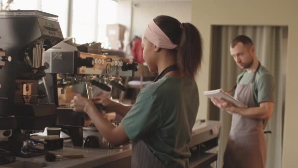 Uzamčení Mladé Smíšené Rasy Žena Uniformě Stojící Kávovaru Kavárně Čištění — Stock video
