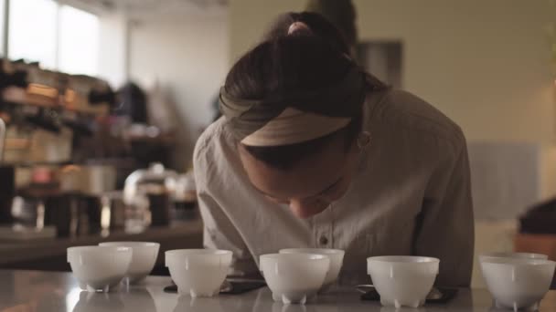 Penguncian Barista Perempuan Ras Campuran Muda Mengenakan Pakaian Kasual Berdiri — Stok Video