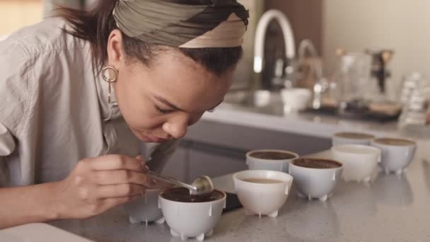 レストランでカップテイスターでコーヒーの異なる種類を試飲プロの女性バリスタのロックダウン コーヒーの劣化 — ストック動画
