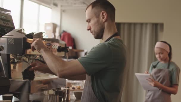 Uzamčení Muže Středního Věku Bělocha Uniformě Stojící Kávovaru Kavárně Uklízející — Stock video