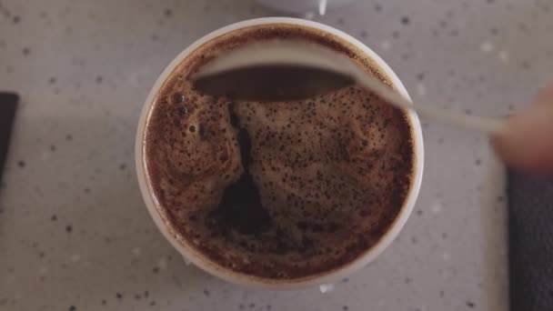 Flache Tasse Frisch Gebrühten Kaffee Und Unkenntliche Person Mischen Mit — Stockvideo