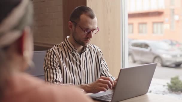 Bakifrån Medelålders Kaukasiska Affärsman Bär Casual Kläder Och Glasögon Sitter — Stockvideo