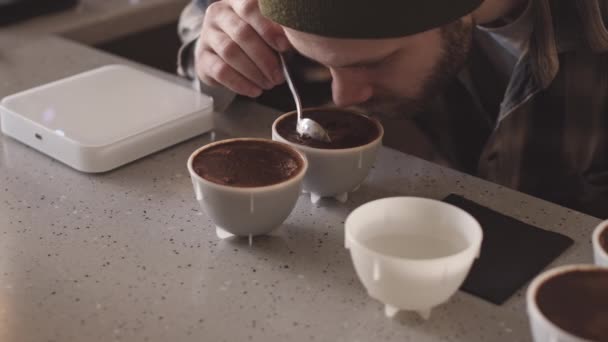 Nahaufnahme Von Professionellen Männlichen Barista Die Verschiedene Arten Von Kaffee — Stockvideo