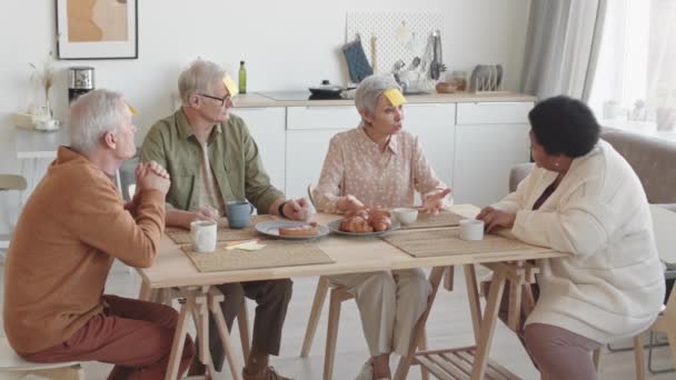 Közepes Hosszú Változatos Többnemzetiségű Idősebb Barátok Sárga Ragacsos Jegyekkel Homlokukon — Stock videók