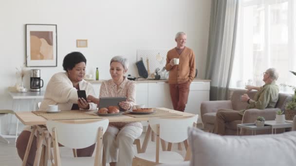 Amplia Toma Mujeres Maduras Asiáticas Africanas Sentadas Mesa Habitación Charlando — Vídeo de stock