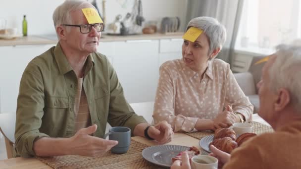 Gürtellinie Von Grauhaarigen Menschen Die Tisch Sitzen Und Ein Stirndetektivspiel — Stockvideo