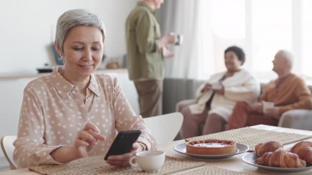 Mittlere Nahaufnahme Einer Lächelnden Asiatischen Seniorin Die Tisch Vor Verschwommenen — Stockvideo