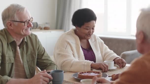 Aufstehen Eines Älteren Kaukasischen Mannes Und Einer Afrikanerin Die Lächelnd — Stockvideo