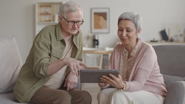 Timelapse Medio Largo Pareja Ancianos Multiétnicos Sentados Sillas Blandas Charlando — Vídeos de Stock