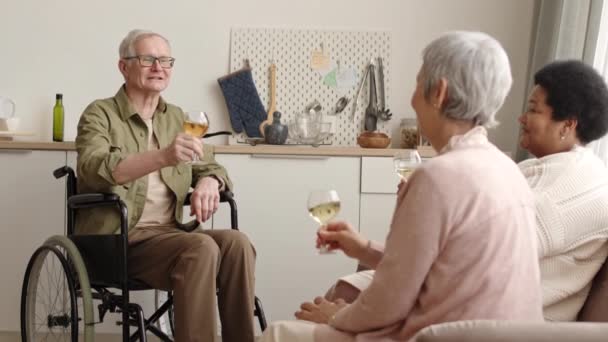 Средний Возраст Счастливого Пожилого Инвалида Белого Мужчину Инвалидной Коляске Пьющего — стоковое видео